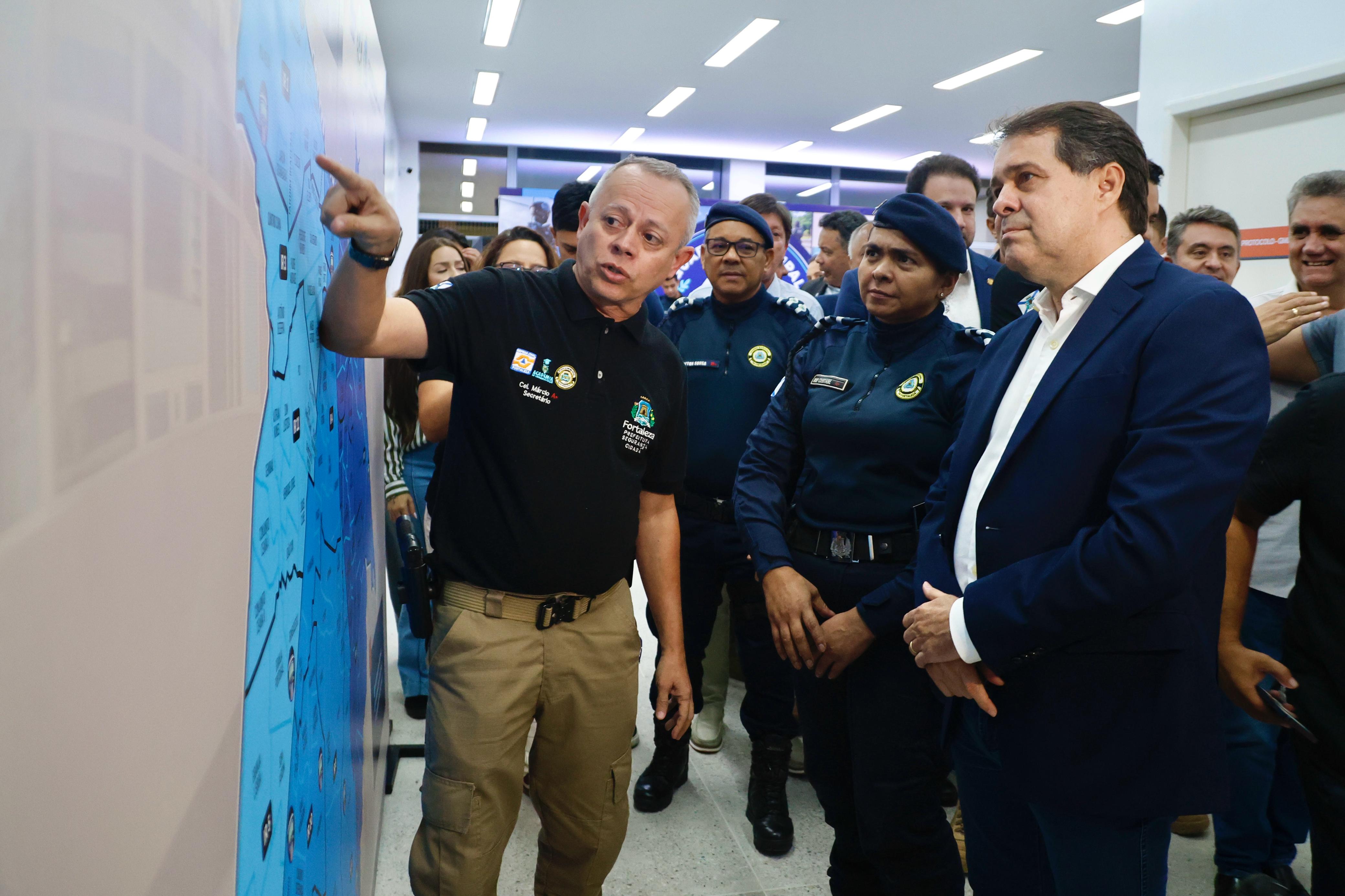 prefeito evandro olhando um mapa